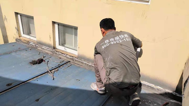 屋顶聚氨酯防水涂料：如何选择合适的代理加盟方案**
